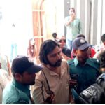 পুলিশের গাড়ি থেকে কয়েদির পোশাকে নামলেন নিশো