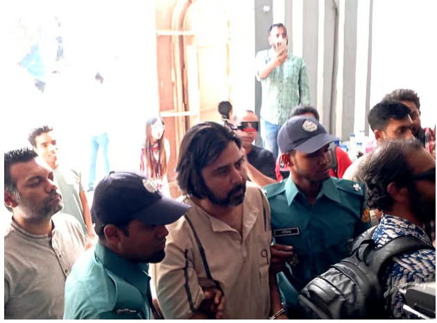 পুলিশের গাড়ি থেকে কয়েদির পোশাকে নামলেন নিশো